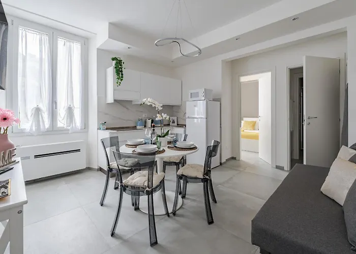 Via Ponte Alle Mosse, 19 - Florence Charming Apartments - A Chic, Newly Renovated Apartment Near Tram Leopolda, A Few Min From Downtown